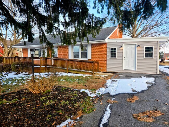 Delantero derecho con entrada para auto - 151 Lilac Dr