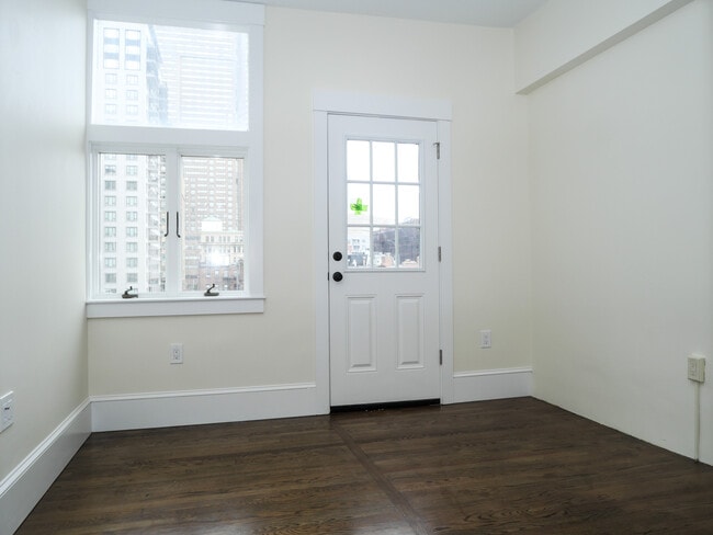 Photo - 261 W Newton St