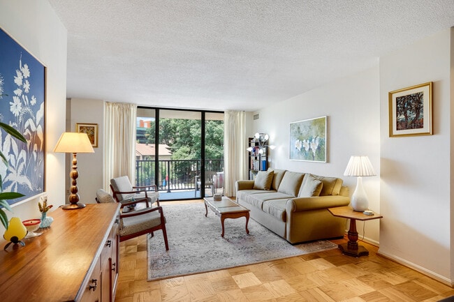 Spacious & bright living area leading to balcony - 118 Monroe St Unit 304