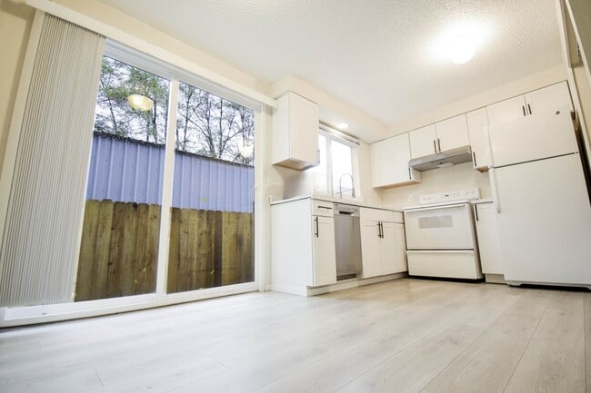 Building Photo - Newly Updated 2 BR Townhouse Apartment in ...