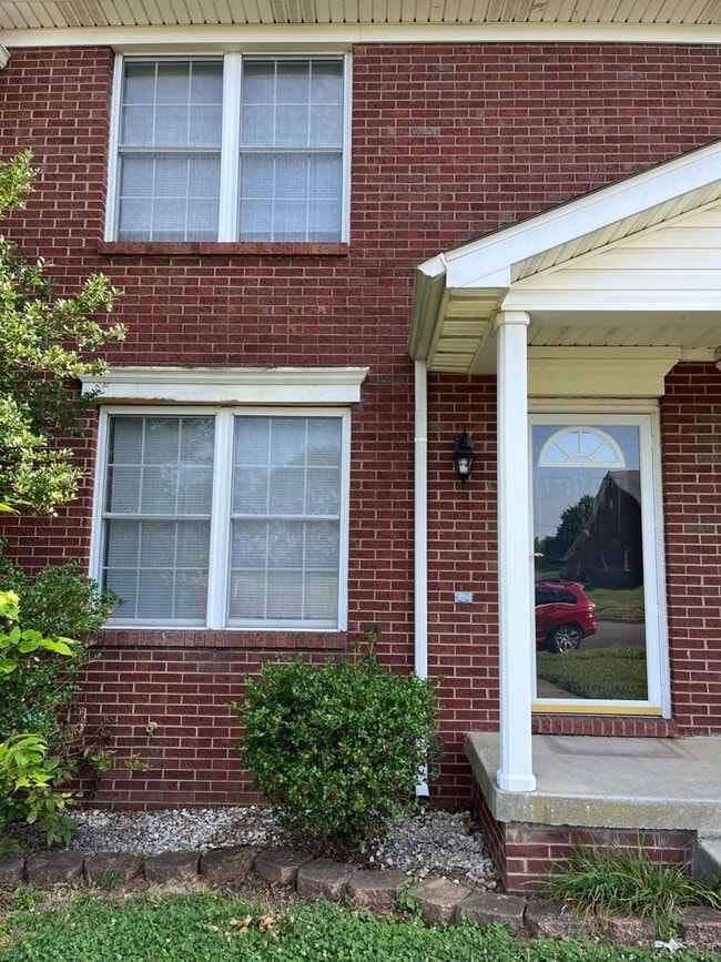 Building Photo - Two-bedroom, 1.5-bath townhouse in Nicholasville, KY