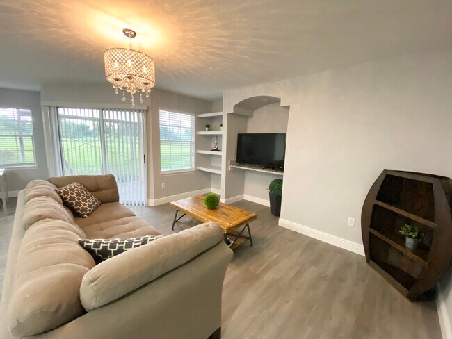 Living Room - 7330 Westpointe Blvd Unit 414