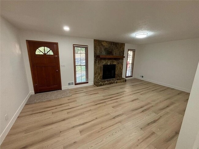 Photo - 714 Clarke Trail