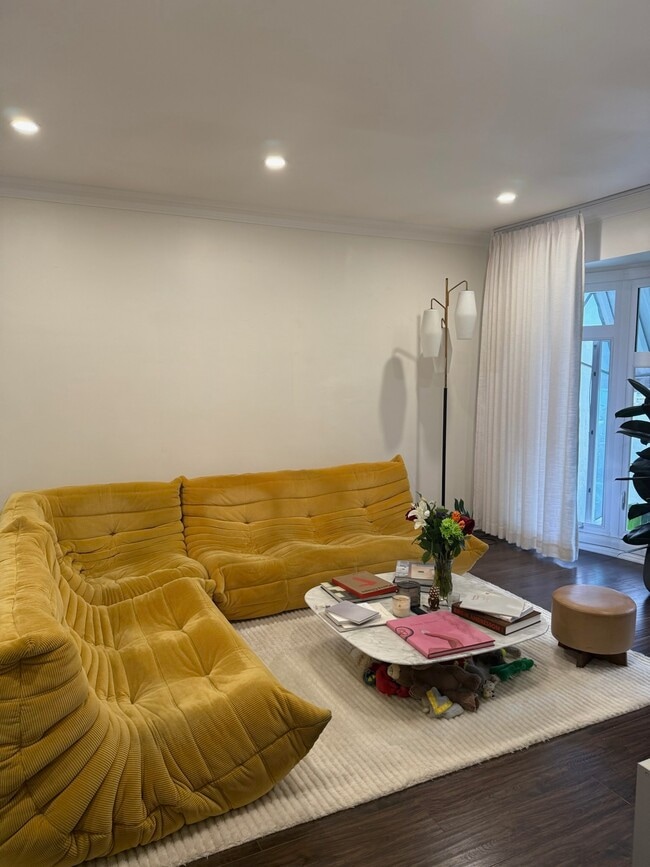 Para tener una idea del tamaño. - 9933 Robbins Dr Unidad 10