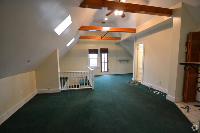 vaulted ceilings - 585 Beechwood Ave Unit 585 Rental