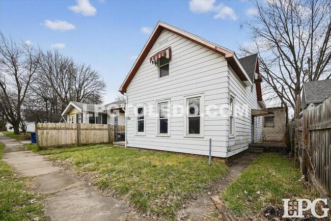 Photo - 3905 Peru St