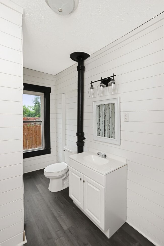 Building Photo - Check out this spacious 2bdr home for rent!