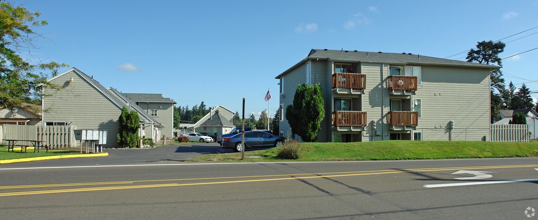 The Versailles Apartments - The Versailles Apartments
