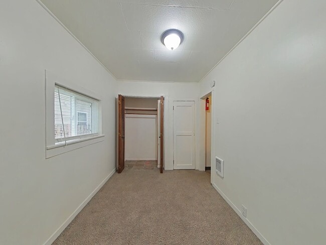 Photo - 1 Bedroom House ~ Close to Campus ~ Small ...