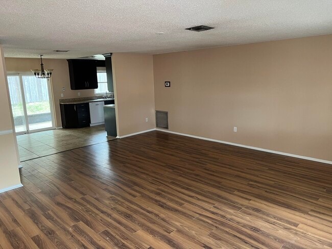 Photo - 3880 Essex St