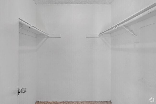 2BR, 2BA - 1080SF - Closet