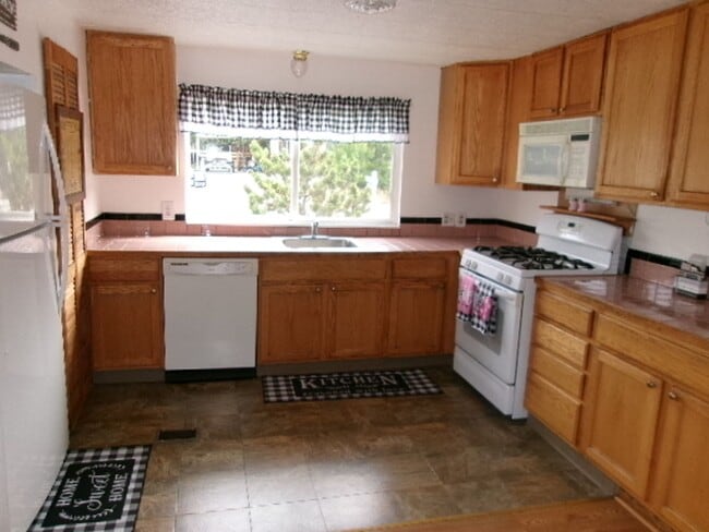 Photo - NIce 2 bed, 1 bath with small shop close to recreation