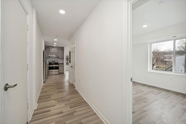 Building Photo - 1642 16th St SE Unit 3