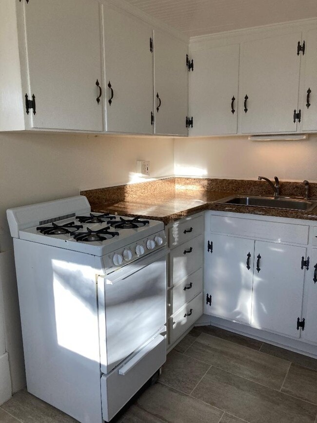 Kitchen - 1614 Lexington Ave SW Unit 1614 Lexington Ave. Apt 2