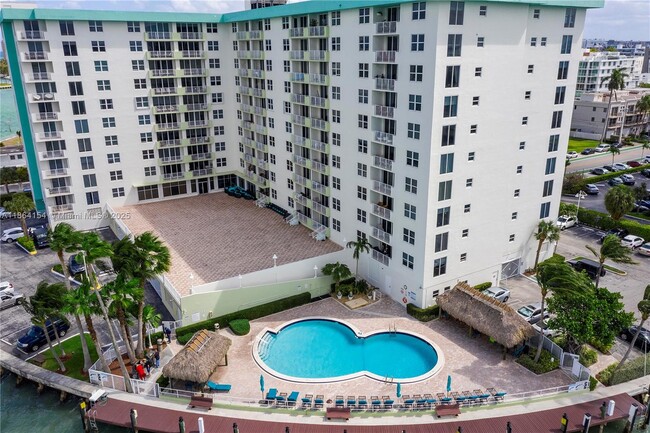 Building Photo - 10350 W Bay Harbor Dr Unit 6H