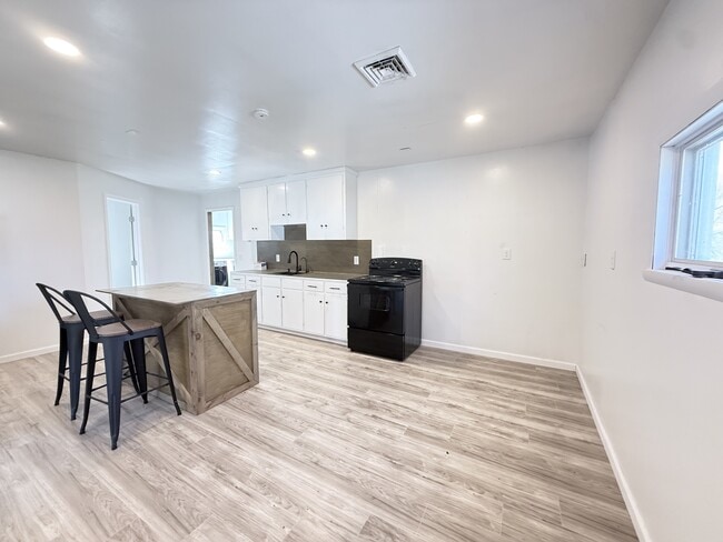 Photo - 272 River Rd