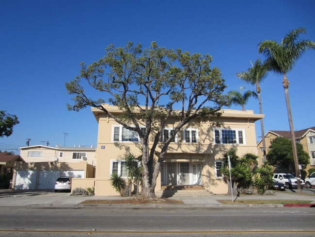 Building Photo - 1931 E 3rd St Unit 1931 Rental