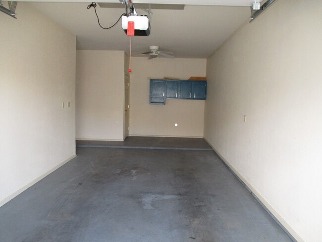 Building Photo - 1 Bedroom, 1 Bath with a Single Car Garage