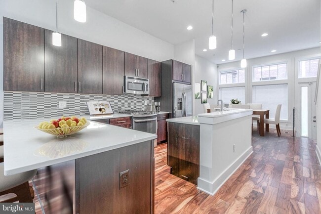 Building Photo - Old City Townhome