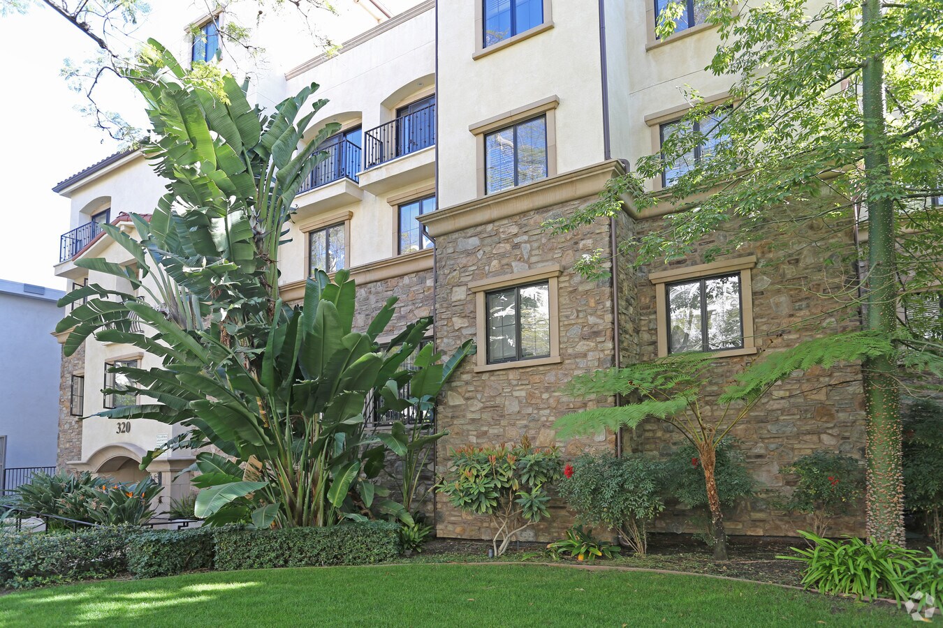 Photo - 320-322 N Oakhurst Dr