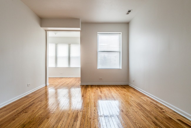 Tu sala de estar conduce a un solárium, en este hermoso apartamento en 1357 N Homan - 1357 N Homan Ave