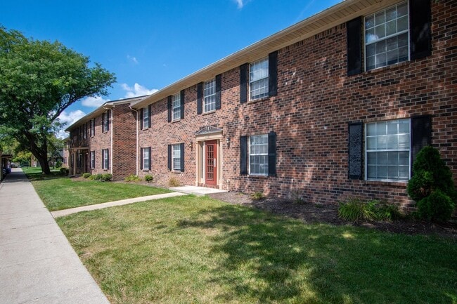 Exterior Apartment Building at Briarwood Toledo Apartments
