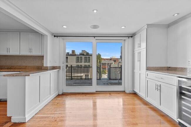 Photo - 256 W 3rd St Unidad 2