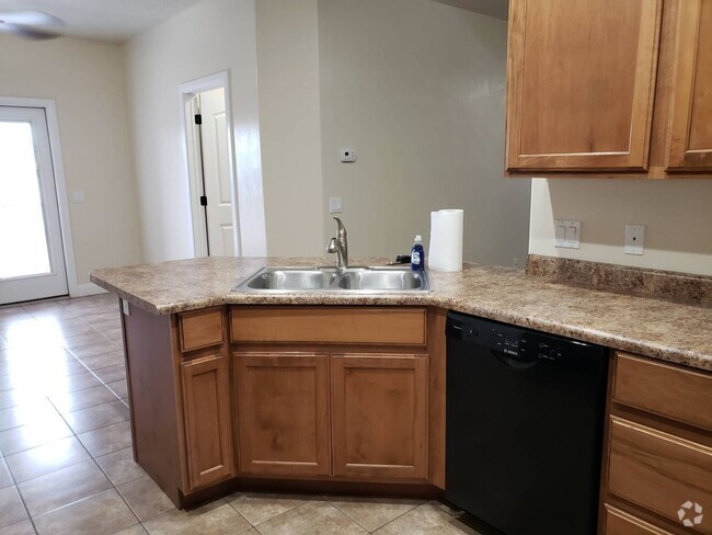 Building Photo - 3 Bedroom, 2 Car Garage in St George Rental