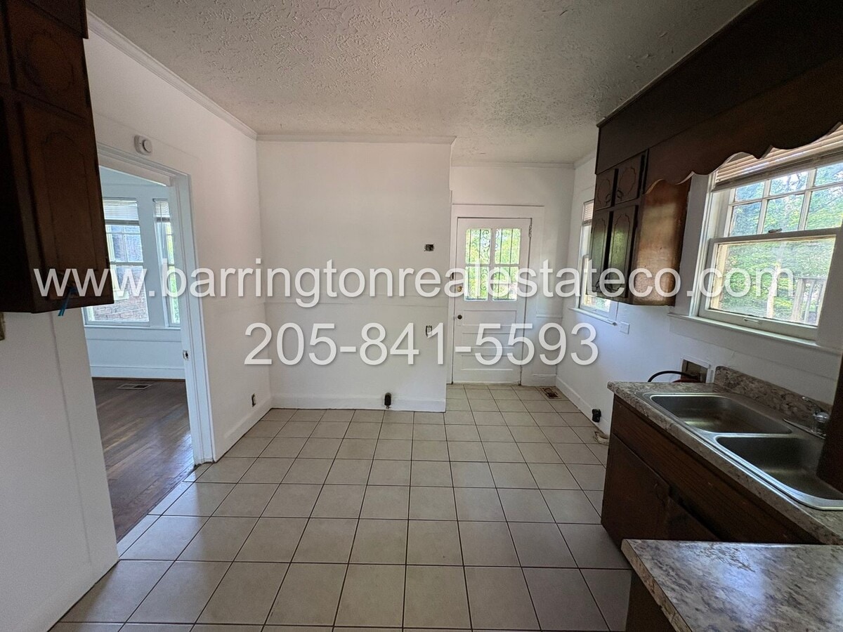 Photo - 1642 Graymont Ave W