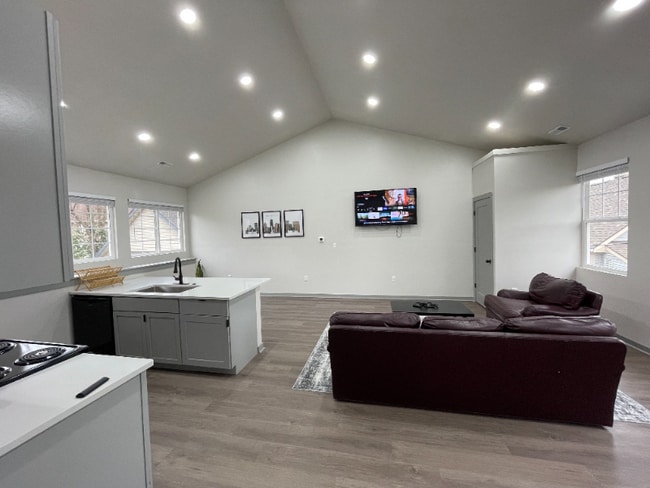 Photo - 2253 N Kenwood Ave