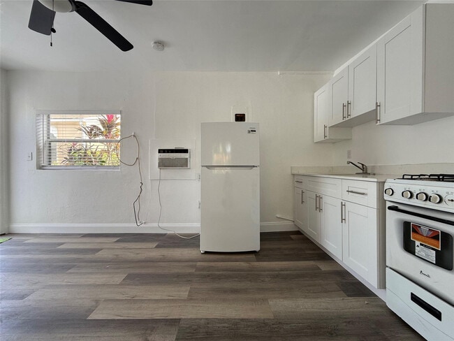 Building Photo - 1743 Moffett St Unit 8