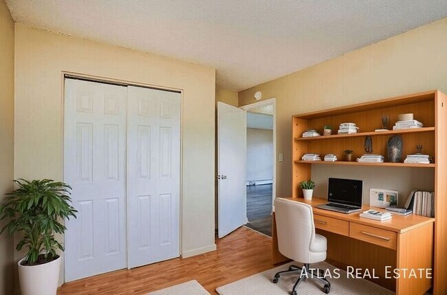 Building Photo - 4245 Loomis Ave Unit 1 Rental