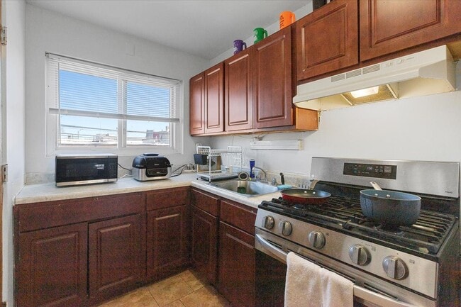 Building Photo - 6721 N Hermitage Ave Unit 2A