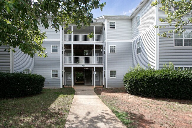 Building Photo - Spacious 3 Bed 3 Bath Apartment near NCSU & Downtown Raleigh! Available August 15th!
