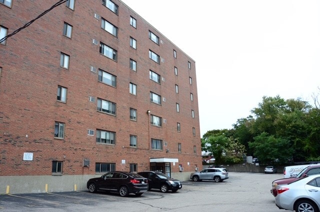 Building Photo - 805 Mount Auburn St