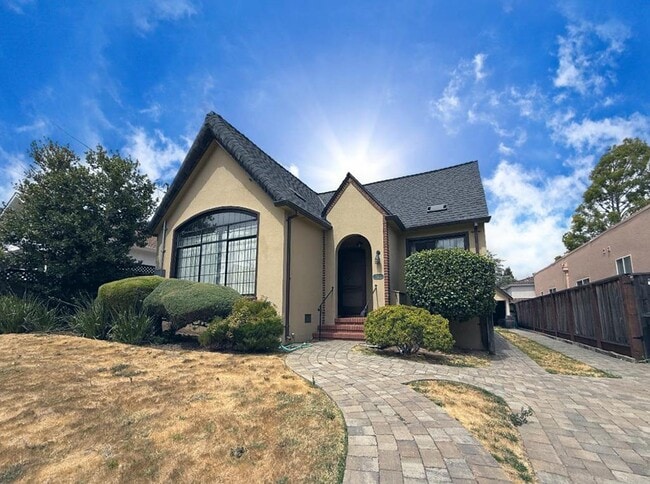 Building Photo - 2104 Carmelita Ave