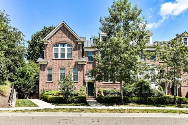 Building Photo - 3537 S Four Mile Run Dr