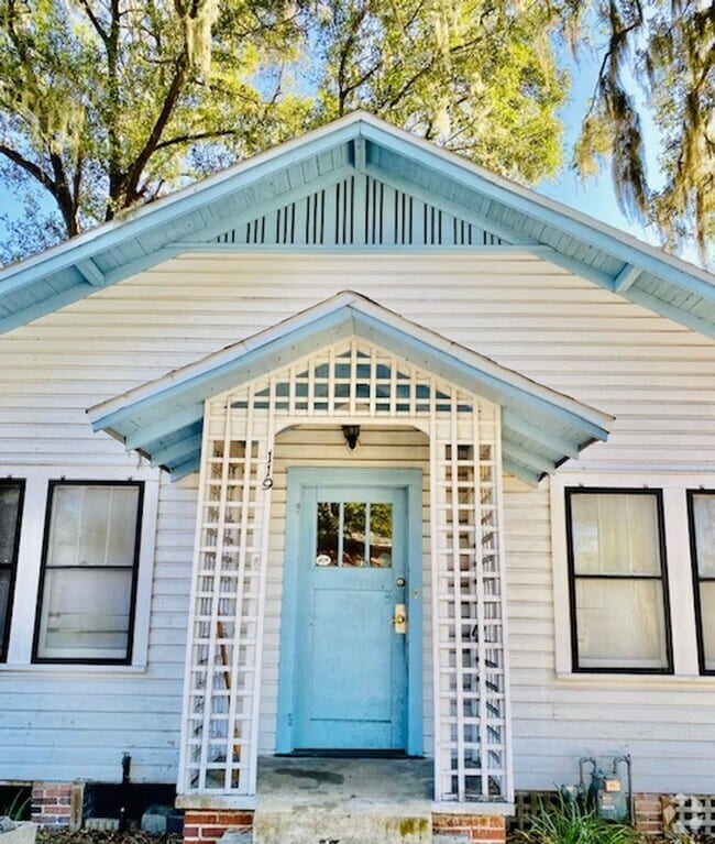 Building Photo - Great 3/1 Home Walk to UF with Yard & Pets...