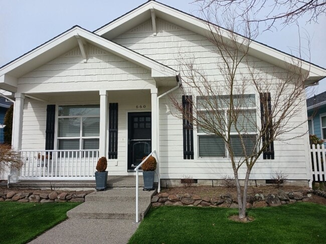 Building Photo - Charming 2 Bedroom, 2 Bathroom Cottage in Central Point