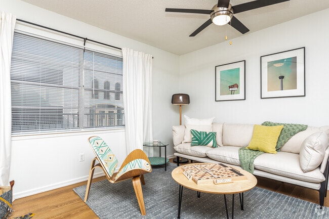 1HAB, 1BA - 635 ft² - Sala de estar - The Arches Apartments