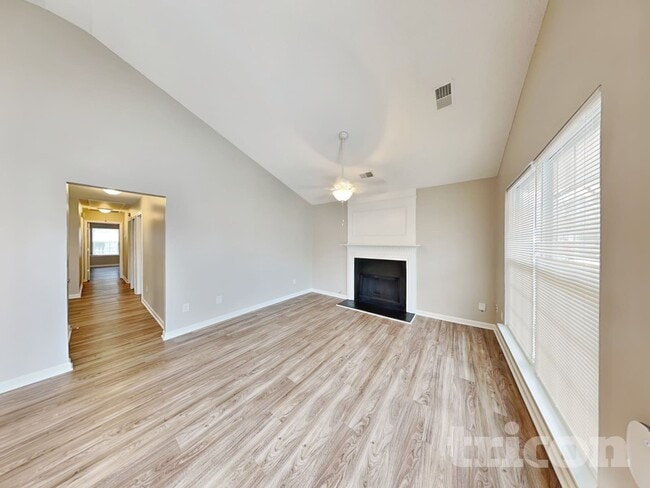 Photo - 524 Chisolm Way