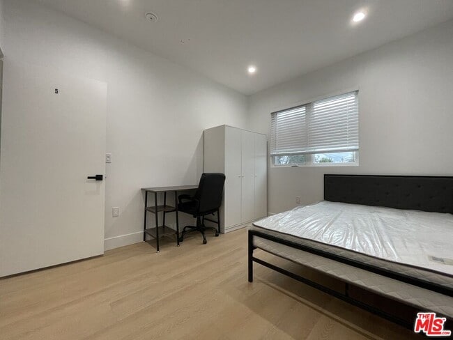 Photo - 1340 W 37th St Unidad 1342 1/4