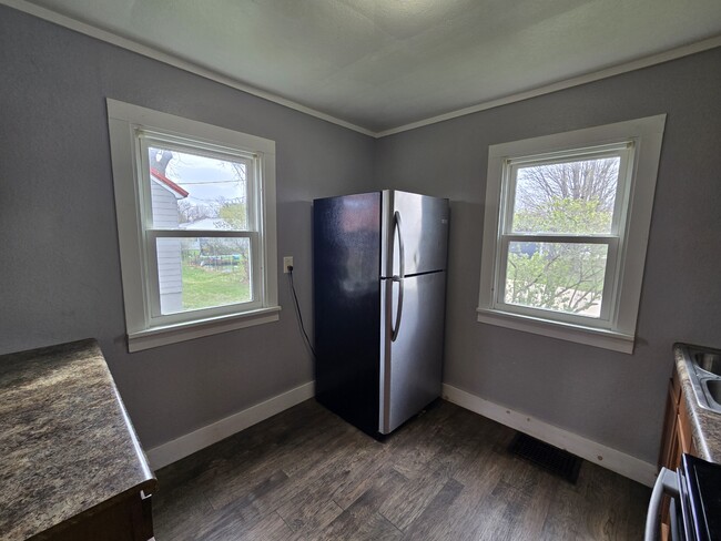 Photo - 609 1st St E