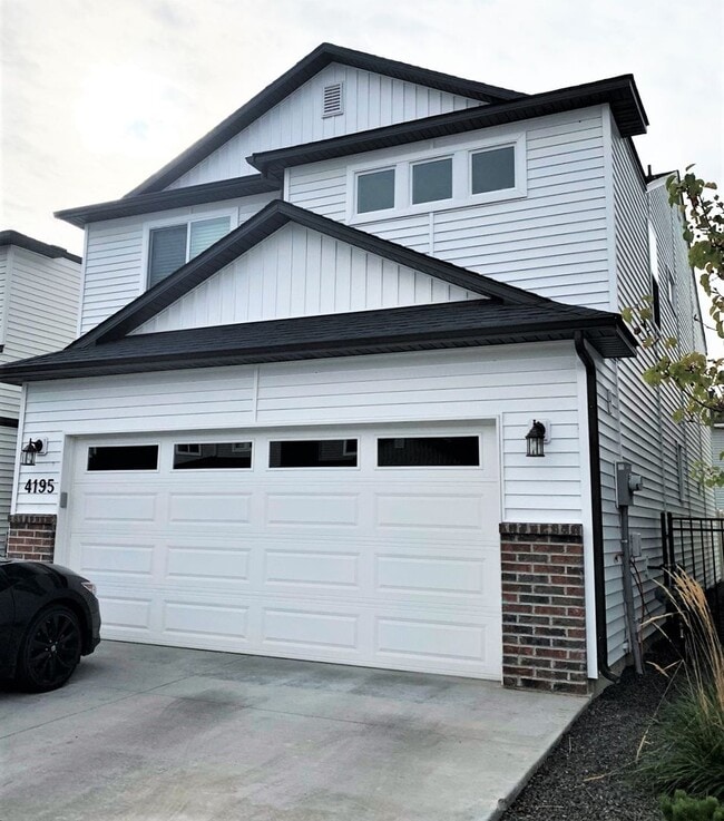 Newer 4 bed 2.5 bath home off Overland and... - Newer 4 bed 2.5 bath home off Overland and...