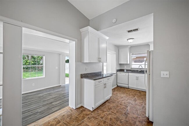 Photo - 1411 Thistledown Dr