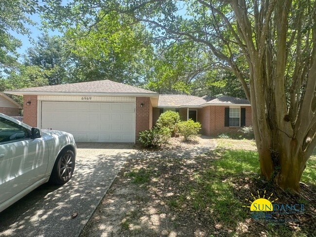 Building Photo - Open layout 3 Bedroom home in Navarre!