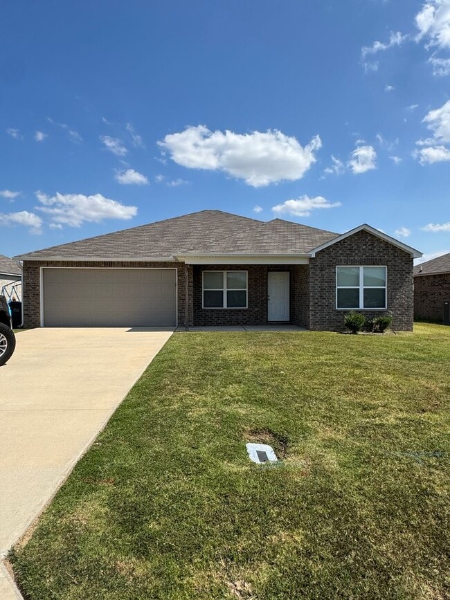 Building Photo - 4 bed / 2 bath Available Now! Rental