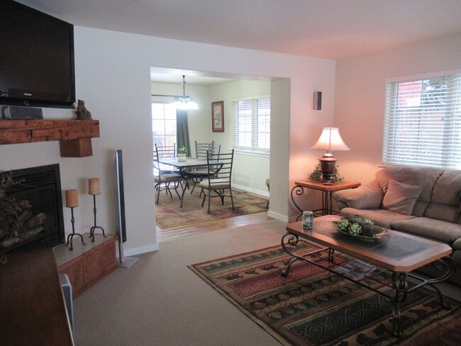 Photo - 2 Bed 2.5 Bath Furnished River Lakes Townhouse!