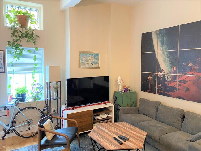 Building Photo - 25 Bow St Unit 1