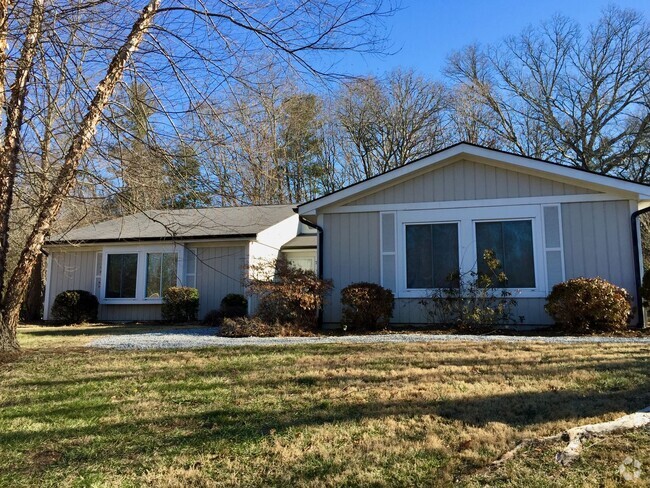 Building Photo - One-Level Home Near Beaver Lake!